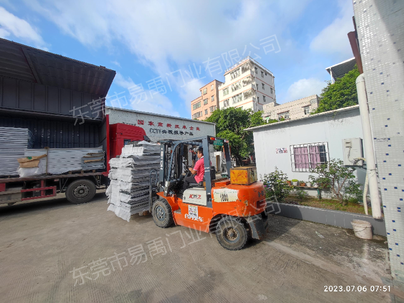 移動(dòng)防洪墻裝車